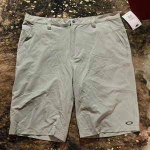 Grey Oakley Men’s Golf shorts size 40. Brand new.